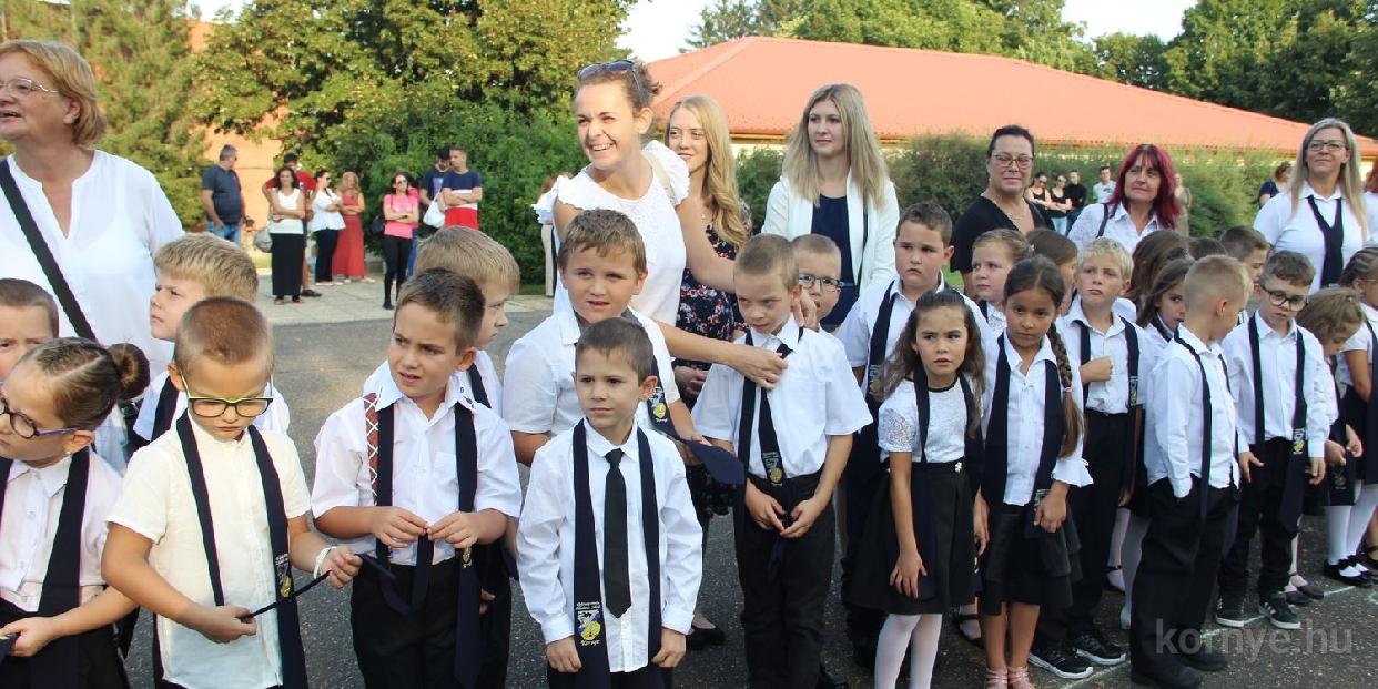 Majdnem félszáz elsős az iskolában