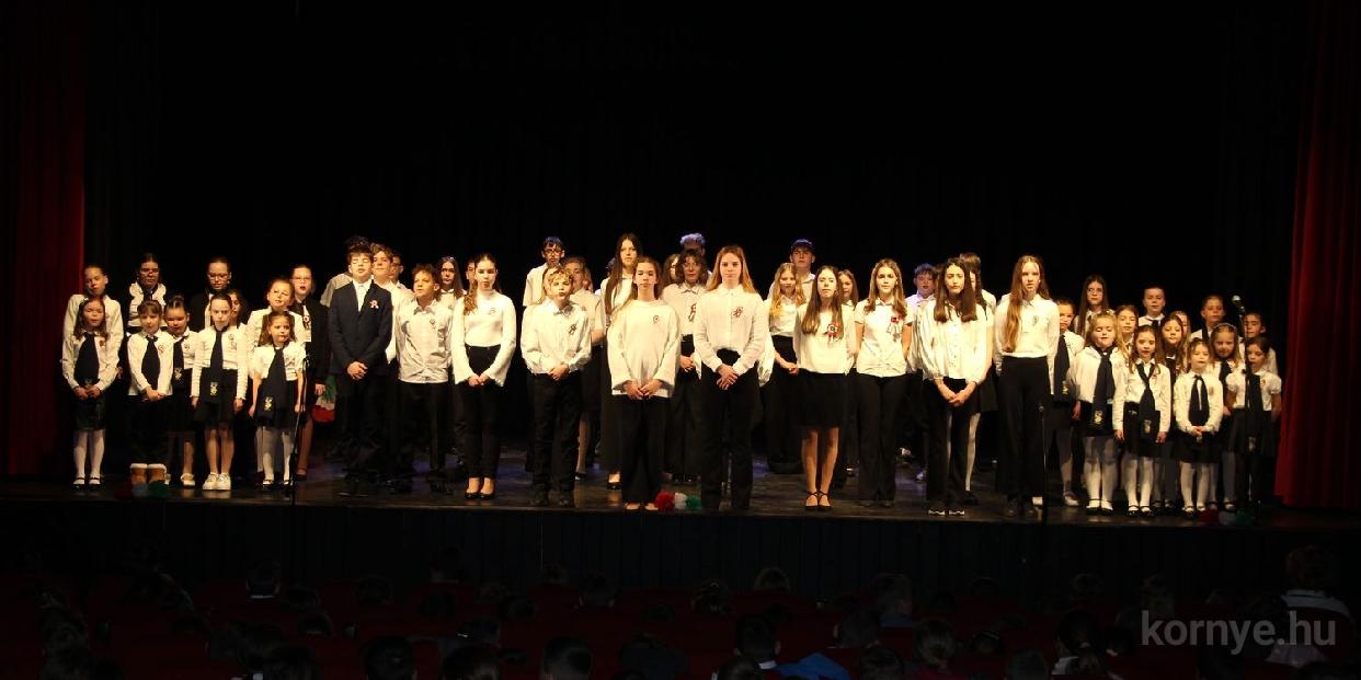 Áldott itt e föld…