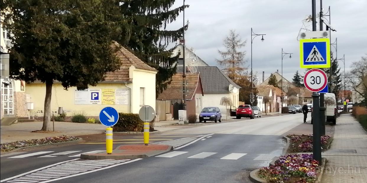 Sebességkorlátozás a postahivataltól a templomig