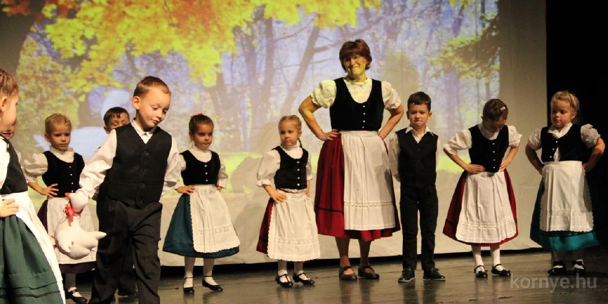 A Schwung Tanzgruppe születésnapját is ünnepelték a Márton napon