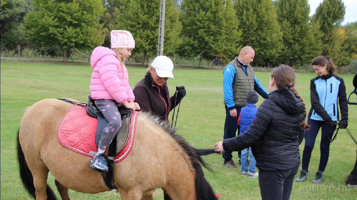 Lovaglás és íjászat a sportpályán