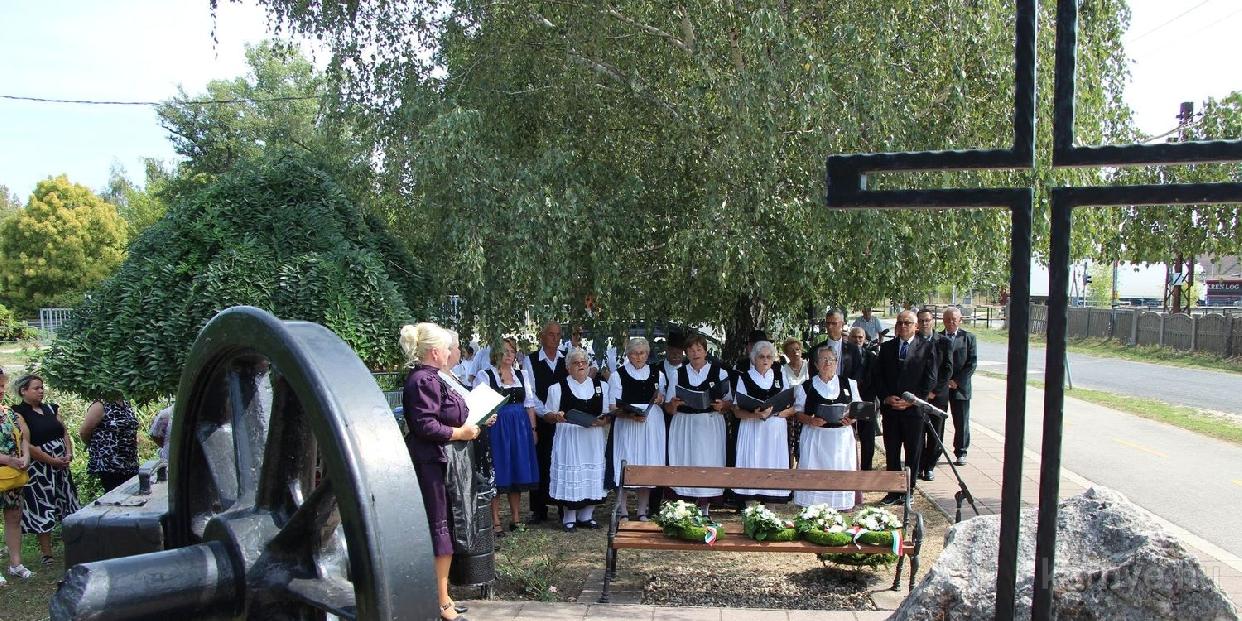 Utánuk dobtak egy batyut az ablakon…
