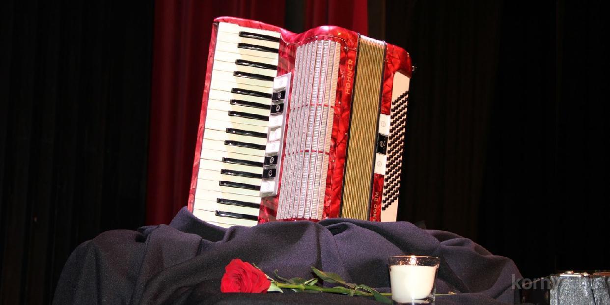 Teltházas harmonikaest