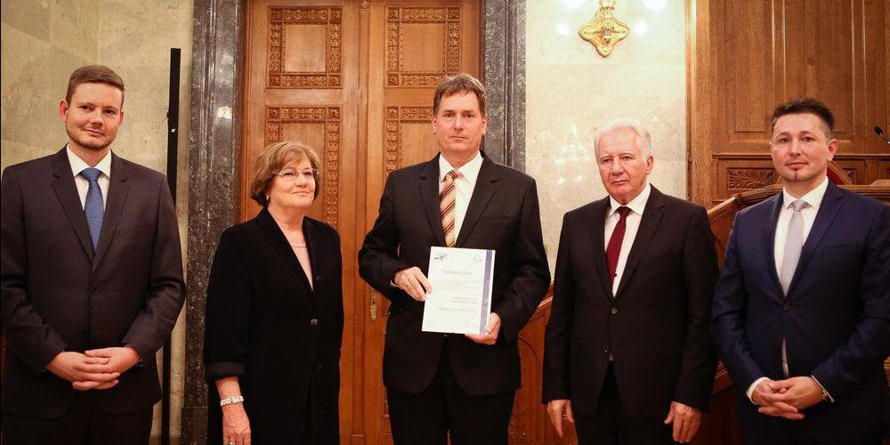 Energiatudatos tanúsítvány a környei önkormányzatnak és az iskolának