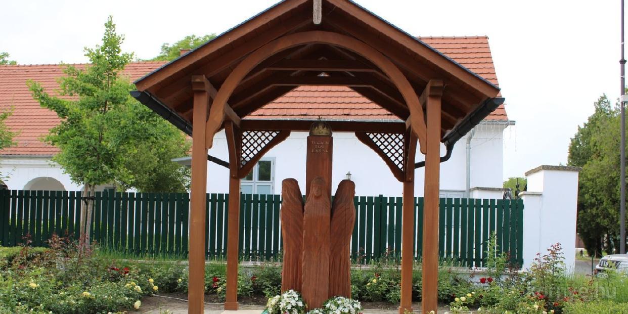 103 éve keresztre feszítették nemzetünket