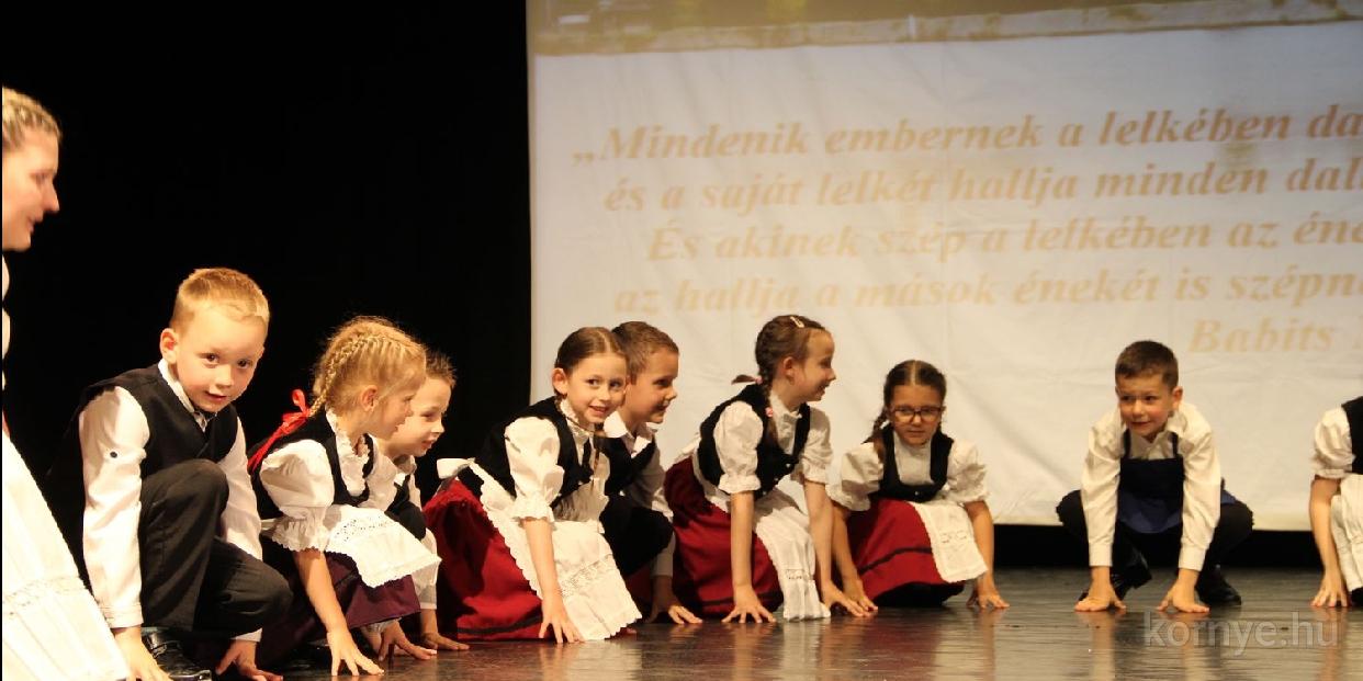 Dalos találkozó generációk összekapcsolódásával