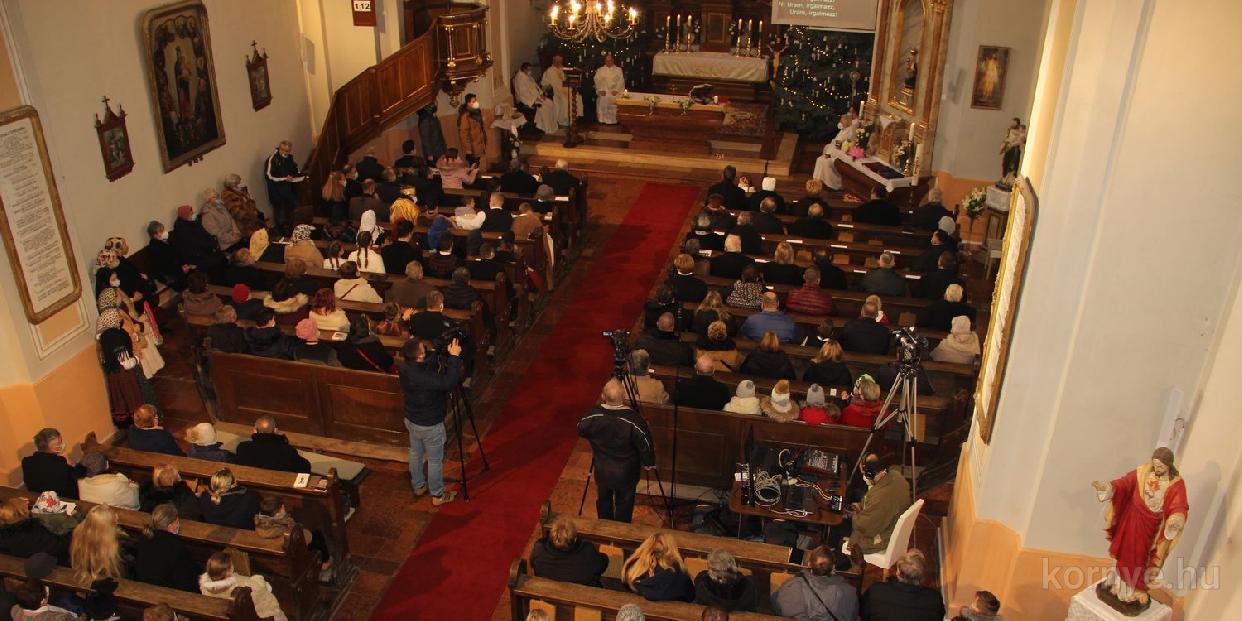 Püspöki áldás a felújított környei templomra