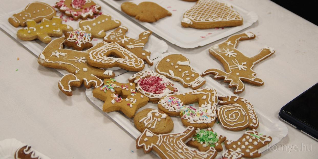 Weihnachtsbäckerei és Karácsonyfa díszítés