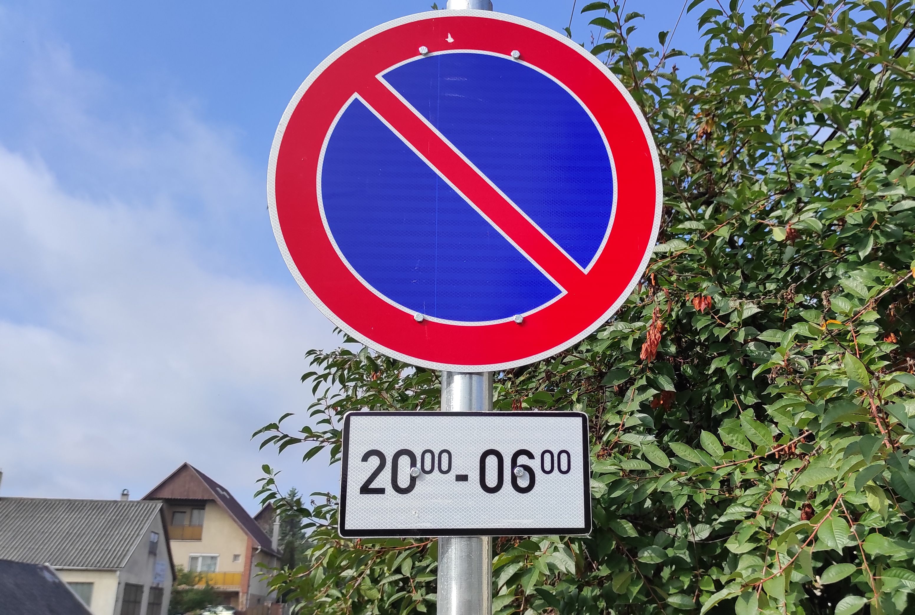Tíz utcában lesz tilos éjjel az úttesten parkolni