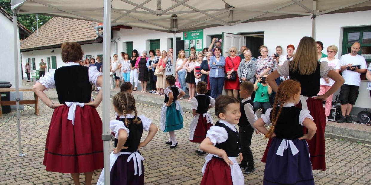 A tanár híddá feszül…