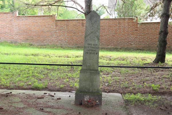 Emlékmű az 1945-ben elesett katonák emlékére 