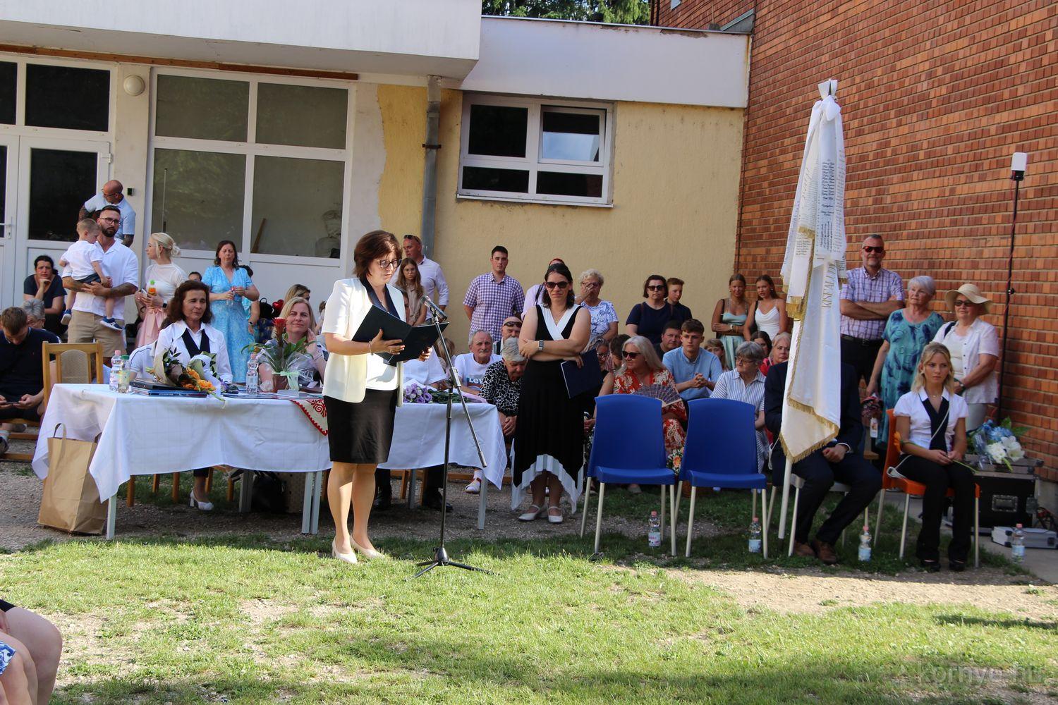 2026-06-19-iskolaballagás
