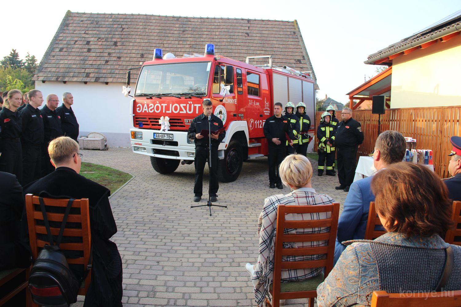 2022-10-13 Tűzoltóautóval és védőruházattal gyarapodott a környei egyesület