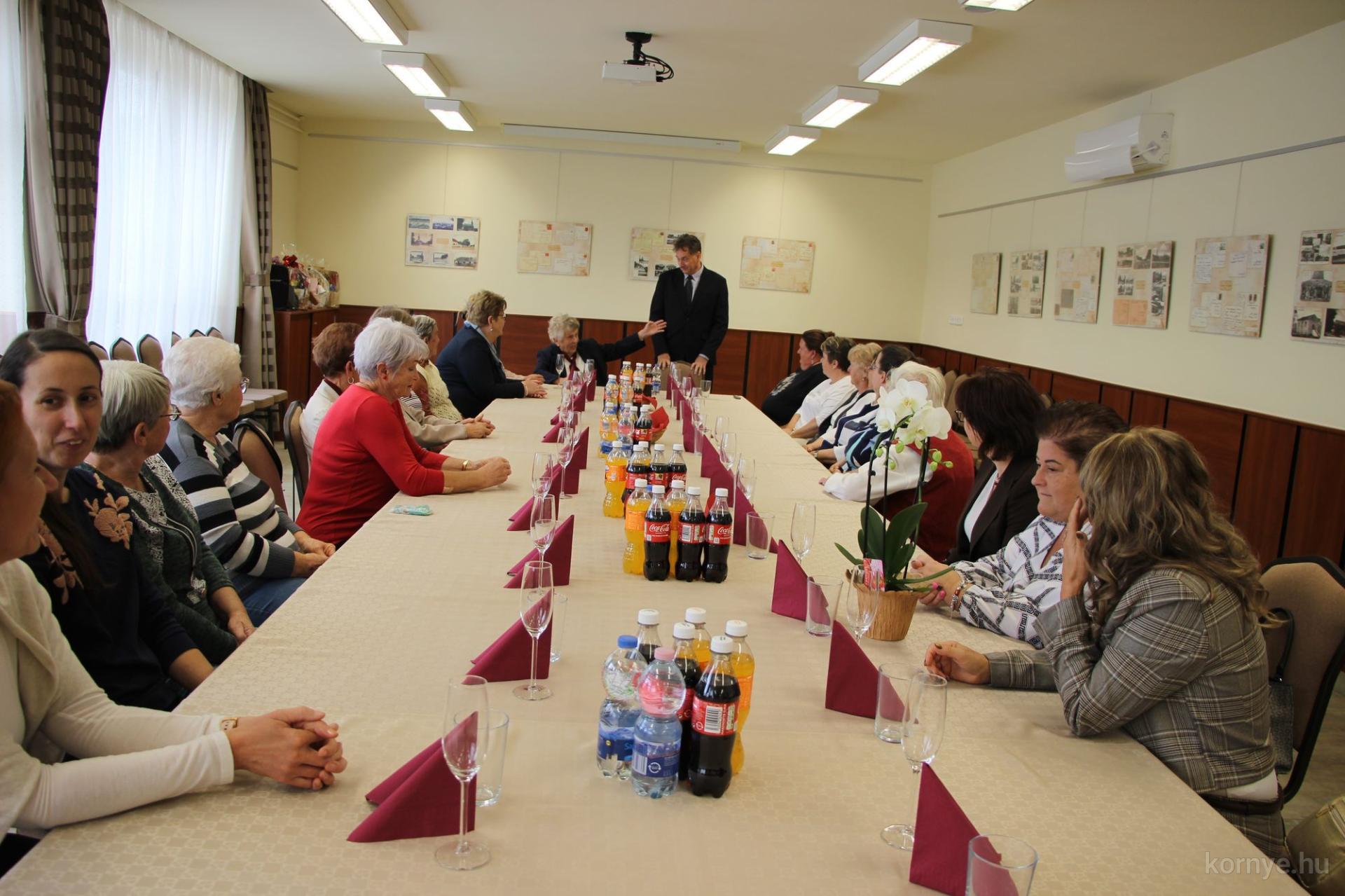 2026-10-08-nőklub-15